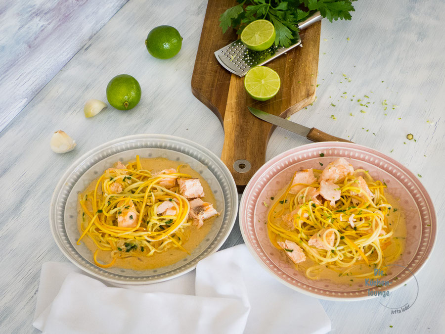 Gemüse-Zoodles mit Lachs