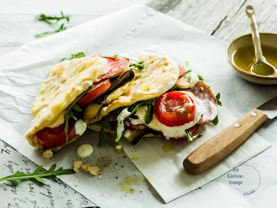 Piadina mit Auberginen, Tomaten, Salami und Rucola