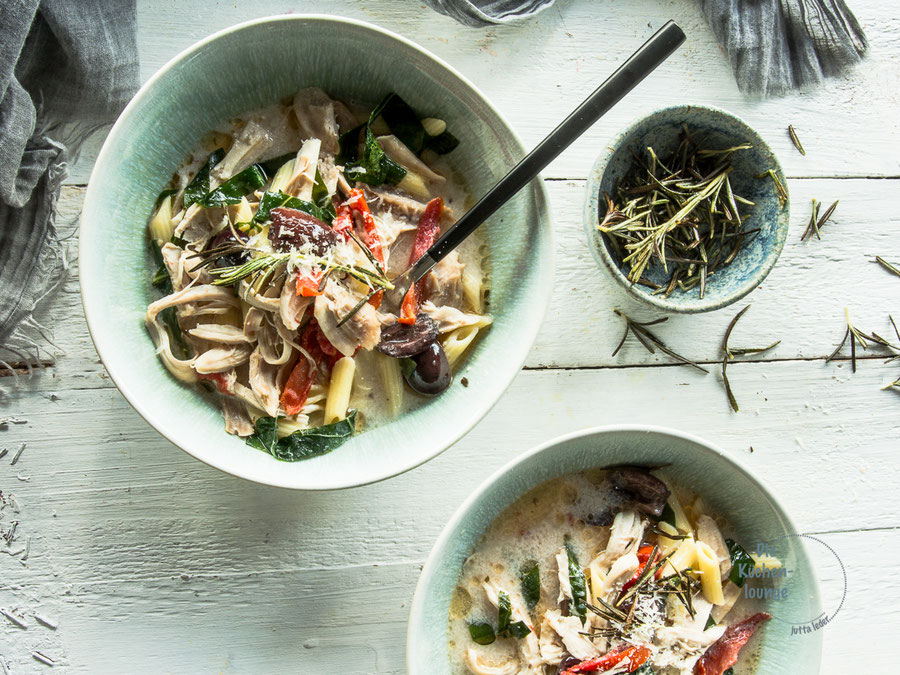 Italienische Hühnersuppe mit Penne und Oliven