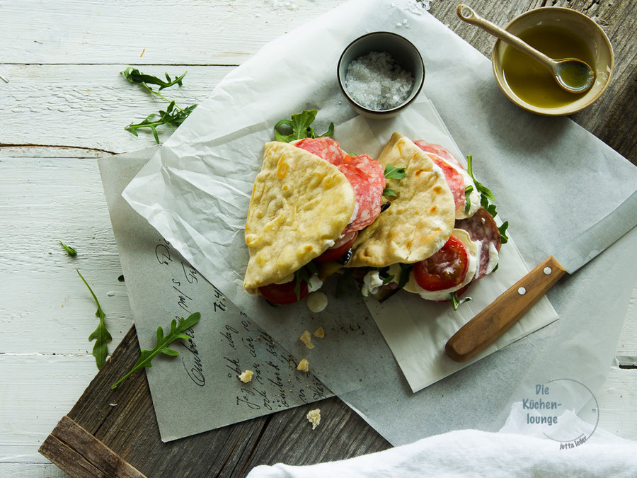 Piadina mit Auberginen, Tomaten, Salami und Rucola