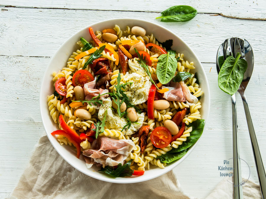 Italienischer Nudelsalat mit Parmaschinken und Mozzarella