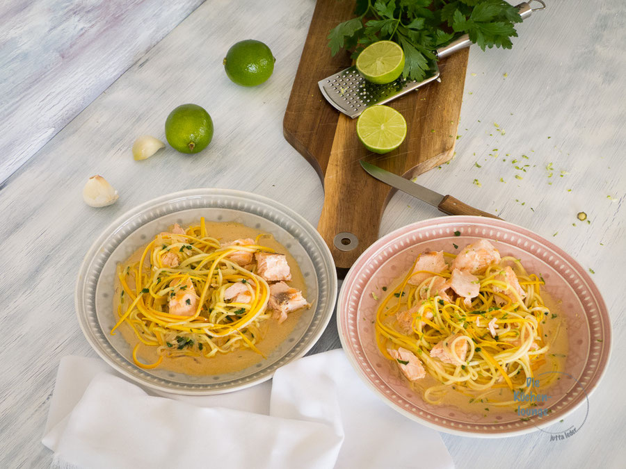 Gemüse-Zoodles mit Lachs