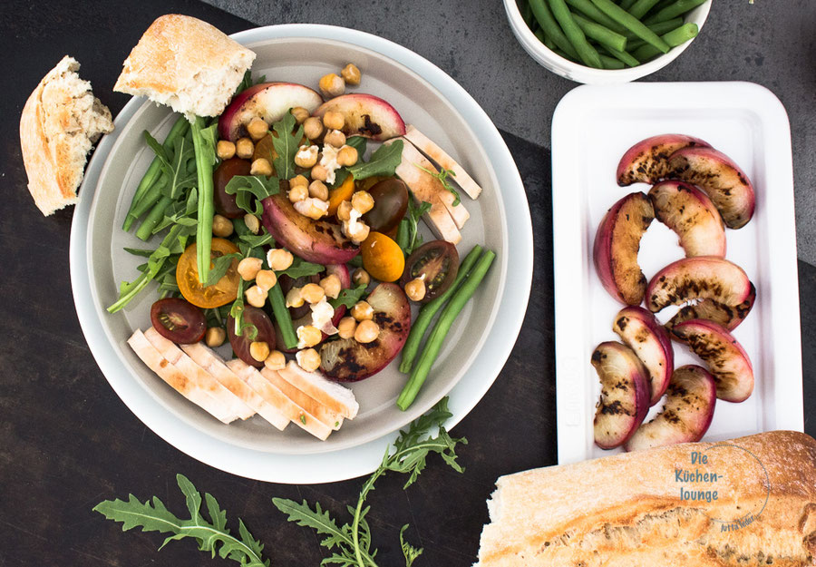 Sommerlicher Salat mit gegrillten Nektarinen 