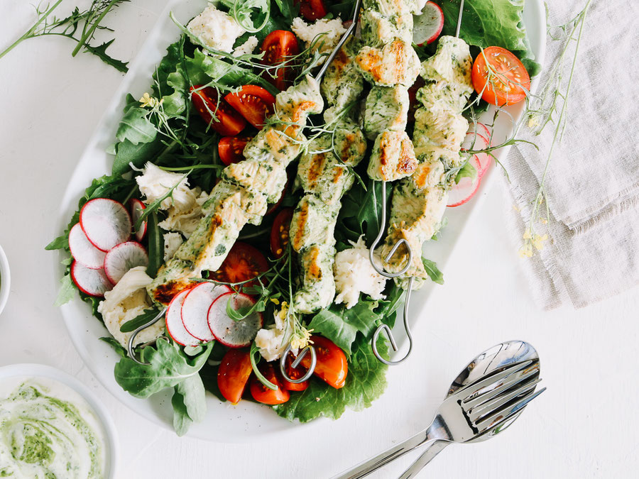 Marinierte Pesto Putenspieße auf buntem Blattsalat