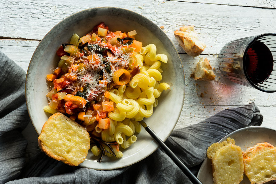 Tomatensuppe mit Hörnchennudeln und ausgelassenem Speck