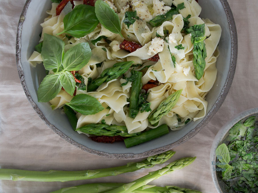 Frische Pasta mit grünem Spargel und getrockneten Tomaten