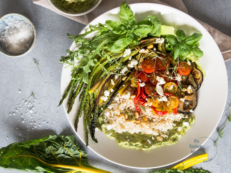 Reissalat mit Spargel und cremigem Avocadodip