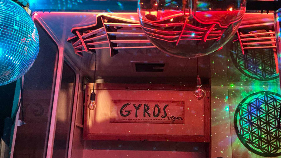 Peace Gyros Food-Wagen nachts