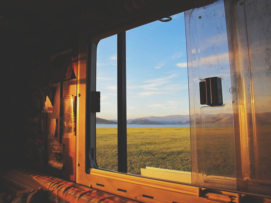 bigousteppes  mongolie camion décor lac soleil couleurs