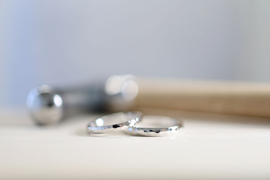 渋谷・代々木上原店の手作り結婚指輪工房MATEIの愛鎚の結婚指輪です。