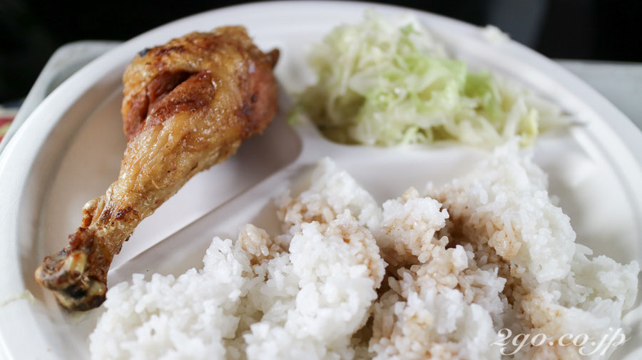頼んでもいないのにご飯にタレをかけてくる。