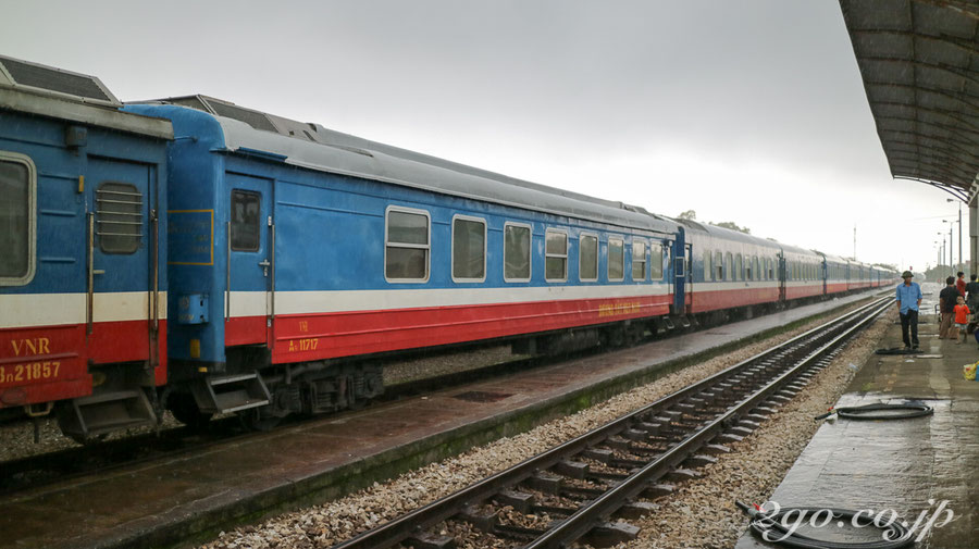 線路に簡単に降りられるのもベトナム鉄道の敷居の低さ