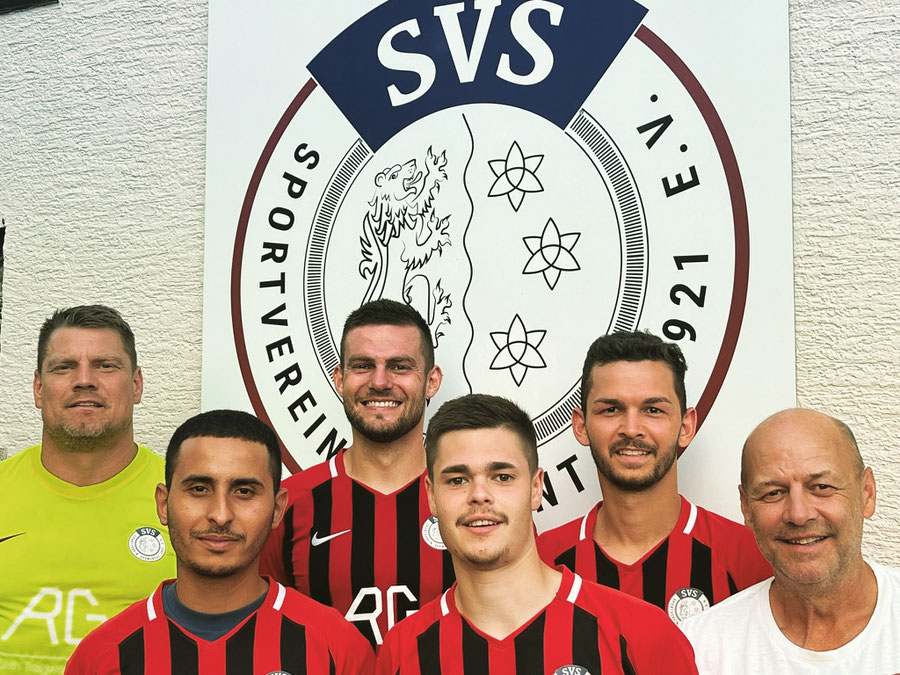 Neuzugänge von links nach rechts: Mirco Neun, Jasim Al Haideri, Szymon Linke, Nick Kehm, Matthias Dankiewitsch und Trainer Christoph Barschtipan.  