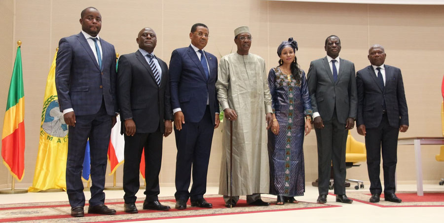 Les nouveaux commissaires de la Cemac autour du Président de la Conférence des Chefs d'Etat, Idriss Déby Itno