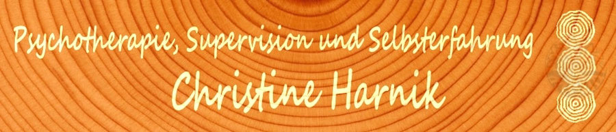 Schriftzug: ‚Psychotherapie, Supervision und Selbsterfahrung – Christine Harnik‘ auf orangefarbener Holzmaserung mit drei dekorativen Kreisornamenten, die das Logo der Psychotherapeutin darstellen..