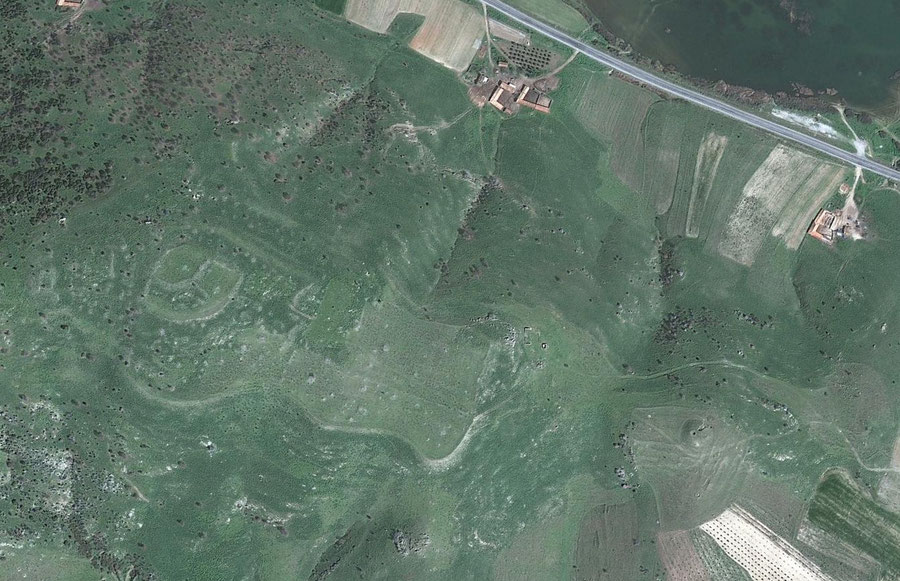 The large Bronze Age site of Kaymakçı, also on the lake's shore directly to the west of Bin Tepe. Perhaps the city Maddunassa mentioned in Hittite sources and capital of the Seha River Land. Image: Google Earth