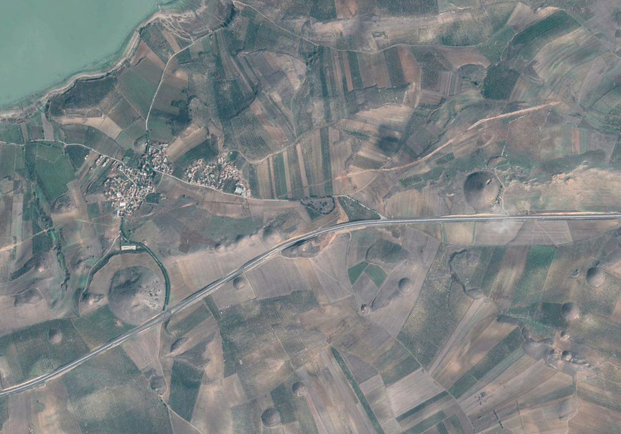 The Tumulus landscape of Bin Tepe on the southern shore of lake Gyges/Marmara Gölü. Image: Google Earth