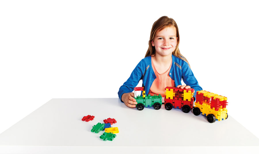 CLICS Eimer 8 in 1 – Kind spielt mit gebautem Zugmodell