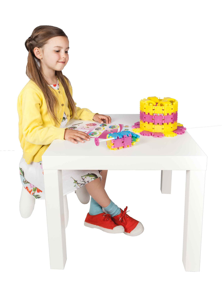 CLICS Glitter Eimer 8 in 1 – Kind spielt mit glitzerndem Modell
