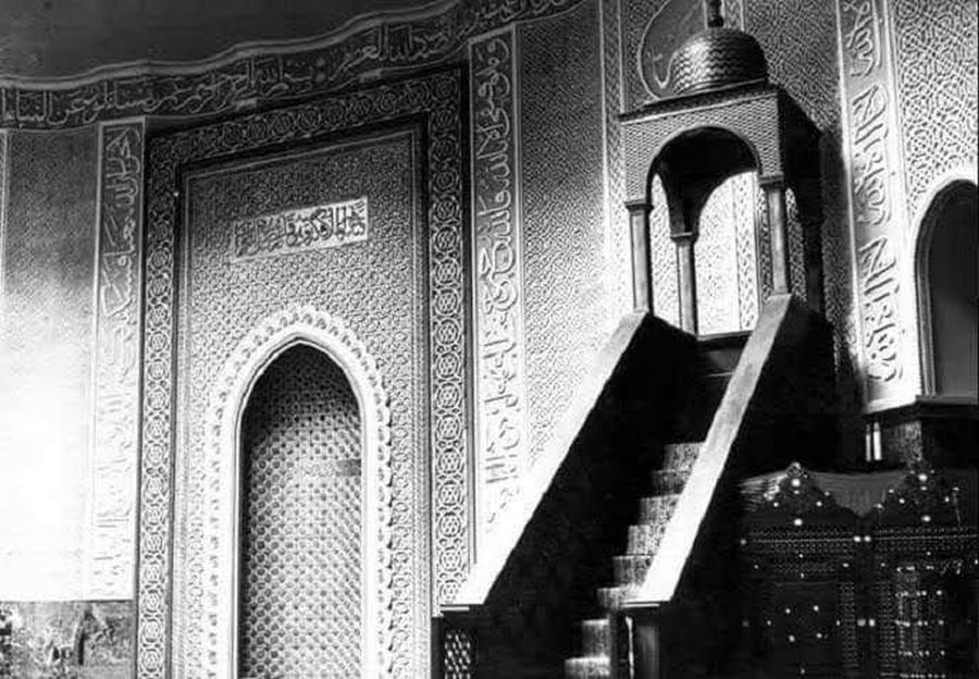 Unutrašnjost džamije bila je obložena zelenim talijanskim mramorom,  a orijentalna ornamentika s kaligrafskim arapskim slovima ajeta iz Kur'ana je bila utemeljena na starohrvatskim motivima pletera. 