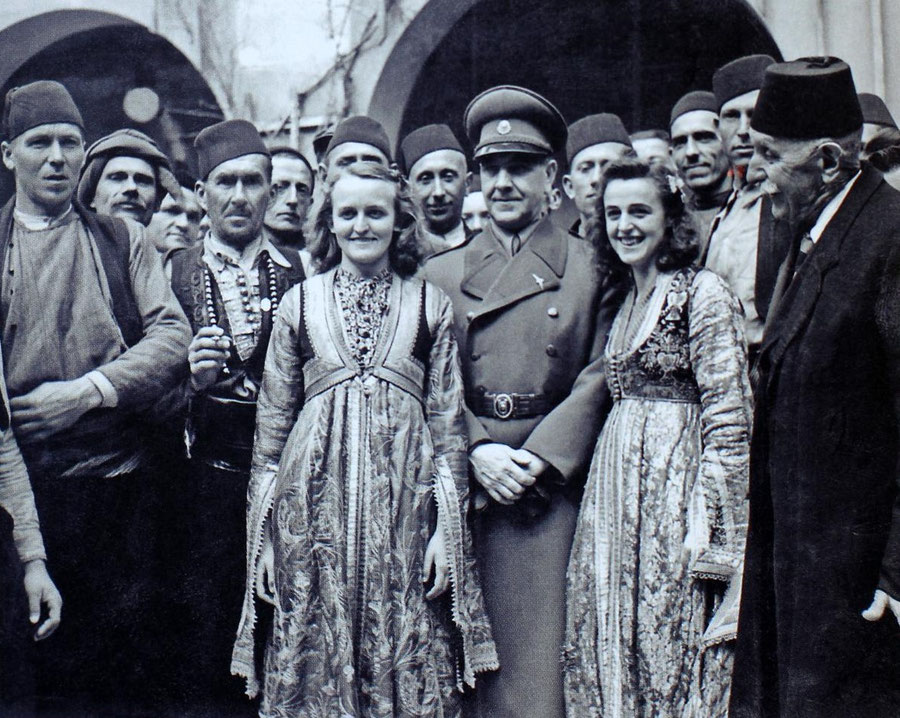 Muslimansko izaslanstvo iz Bosne  sa Ademagom Mešićem u Banskim dvorima 1942. godine