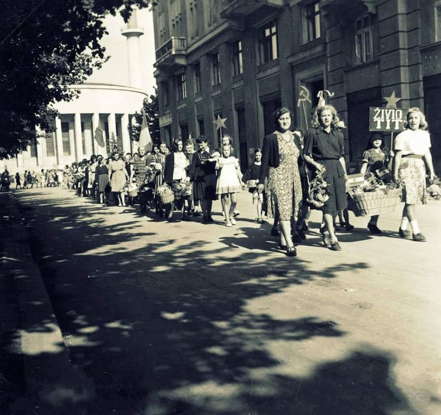 Zagreb 1947 godine ispred džamije učenici u duhu komunizma
