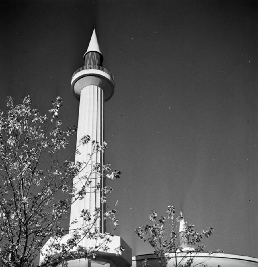 Svaki minaret imao je 190 stepenica, kružni balkon (šeref), i na vrhu znak (alem). 