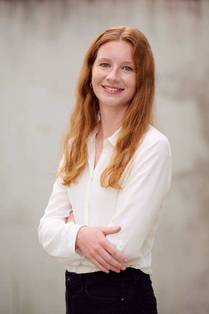 Businessportrait einer Frau, moderne Businessfotografie für Website und Social Media, souveräner Eindruck