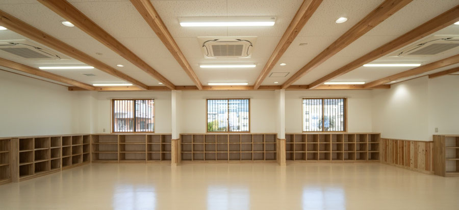 学童保育施設の木造内観と開放的な保育室