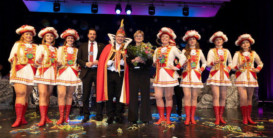 Prinz Stefan IV. (Tegeler) mit Tollitute Nicole (Waltering) und dem stv. Bürgermeister Lars Vogel (umrahmt von der Prinzengarde)