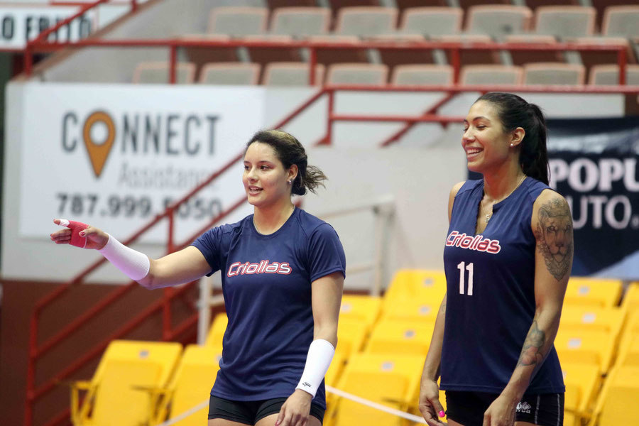 Pilar Marie Victoriá a la izquierda en la foto junto a la MPV, Karina Ocasio, tuvo su primera practica con el equipo para el segundo juego de la Serie Final  / Foto por Heriberto Rosario Rosa