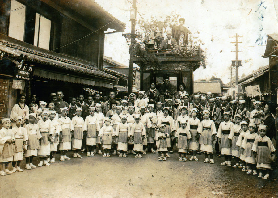 大手町祭典記念写真（昭和１２年大祭、子供連手踊り「喜撰」の衣装で）
