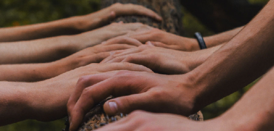 „Teilnehmende bei Tantra Seminaren in der Schweiz, achtsame Begegnung und persönliche Entwicklung“