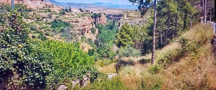 Una hermosa imagen de la serranía valenciana. Ofrece varias actividades: desde senderismo, a escalada, rápel, gastronomía.