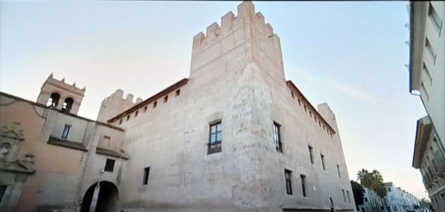 El Palacio-Castillo de Alacuás tiene características residenciales, con artesonados en las estancias, azulejería y disposiciones ornamentales.