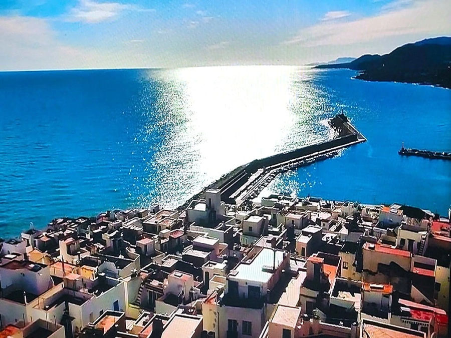 Peñíscola es un municipio de la Comunidad Valenciana, España, situado en la costa norte de la provincia de Castellón, en la comarca del Bajo Maestrazgo.