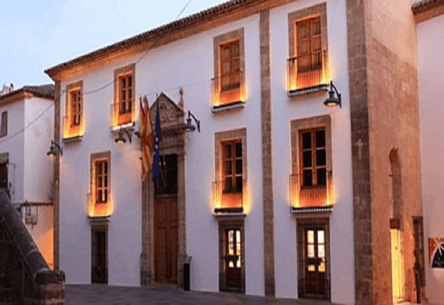 Ayuntamiento de Xàbia. El edificio del Ayuntamiento se encuentra en la antigua Sala dels Jurats (siglo XVIII), situada en la Plaça de Baix. Sus característicos porches se utilizaban originalmente para el mercado municipal./Imagen: arenaladministracion.com