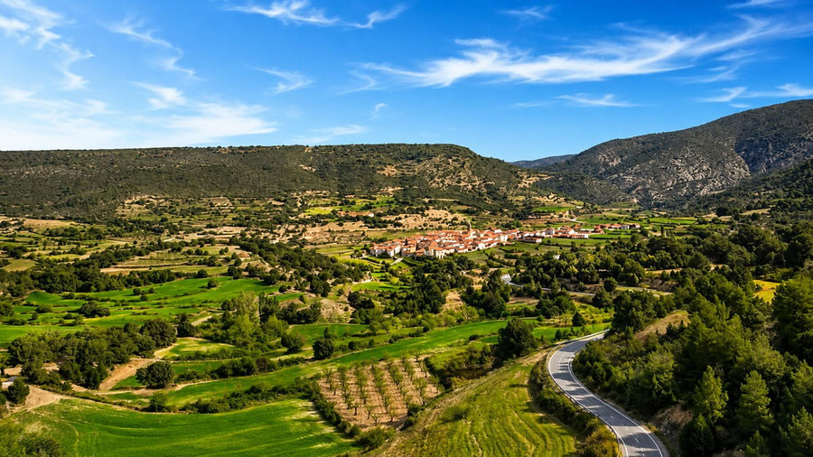 La Puebla de San Miguel, es un tranquilo municipio de la provincia de Valencia, famoso por albergar el pico más alto de la Comunidad Valenciana y un impresionante entorno natural protegido.