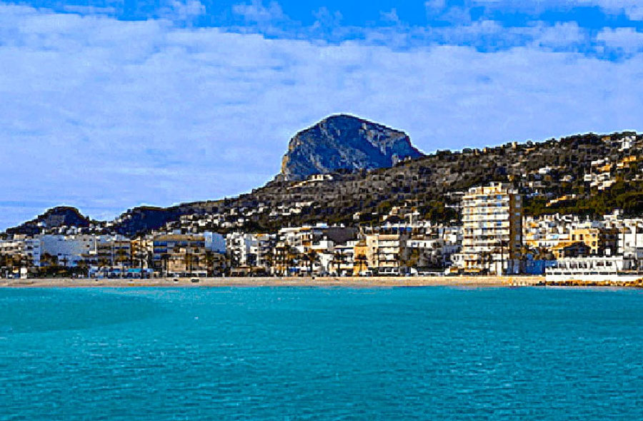 Jávea (Xàbia en valenciano) Situada entre los cabos de San Antonio y la Nao, ofrece un clima mediterráneo suave durante todo el año, convirtiéndola en un destino popular también en invierno. Se encuentra a unos 90-100 km de Alicante y Valencia. 
