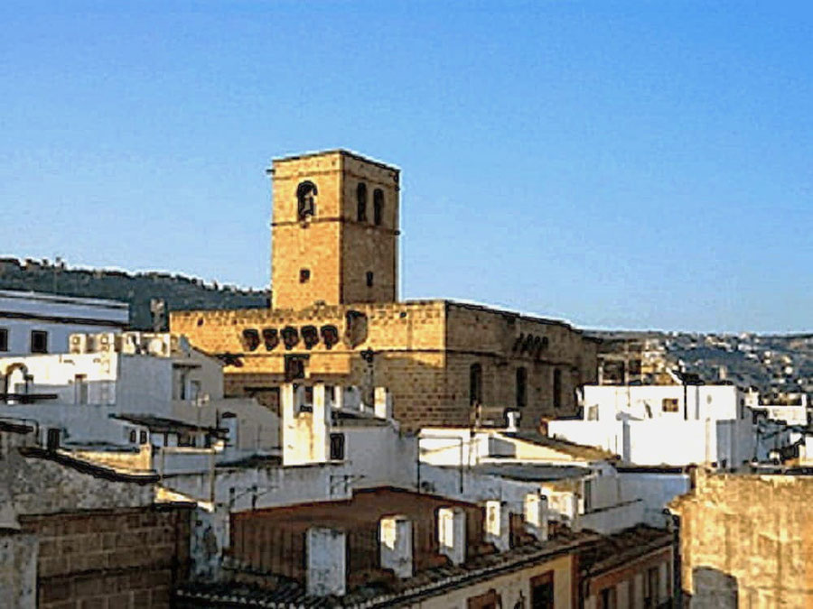 La Iglesia de San Bartolomé (o Iglesia-Fortaleza de Sant Bertomeu) es el monumento más emblemático del centro histórico de Jávea.