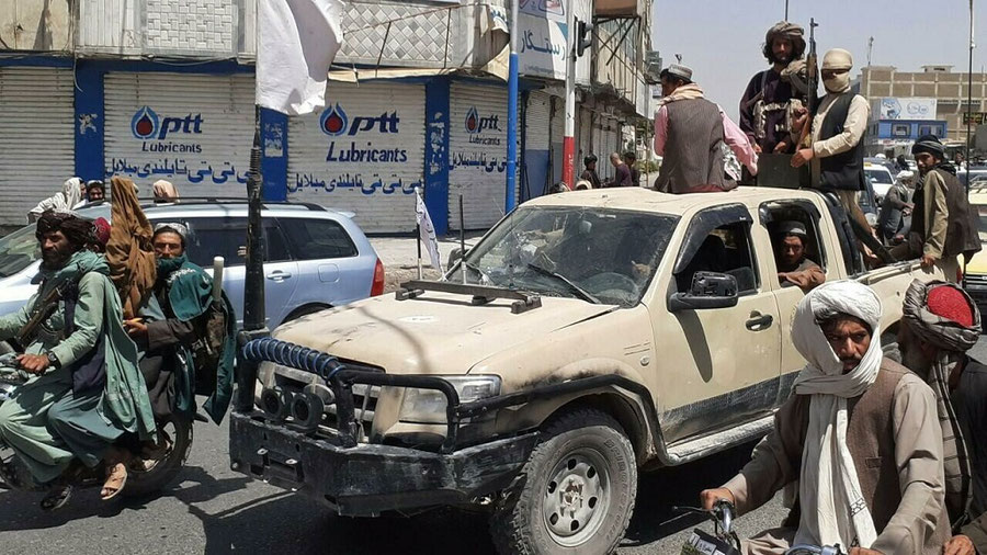 Talibanes entrando en Kabul en Afganistán, mientras los americanos se marchan.