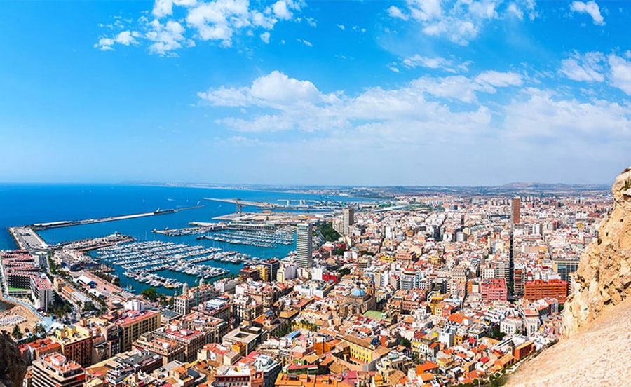 Alicante (o Alacant en valenciano, su nombre cooficial) es una ciudad portuaria española, capital de la provincia homónima, situada en la Costa Blanca de la Comunidad Valenciana. Es un destino turístico popular conocido por su clima mediterráneo y playas.