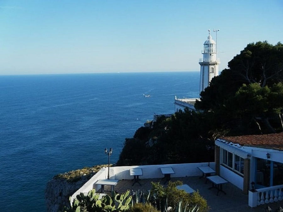 El Cap de la Nau en Xàbia es uno de los enclaves más emblemáticos del Mediterráneo, conocido por su histórico faro y sus acantilados de más de 100 metros de altura.