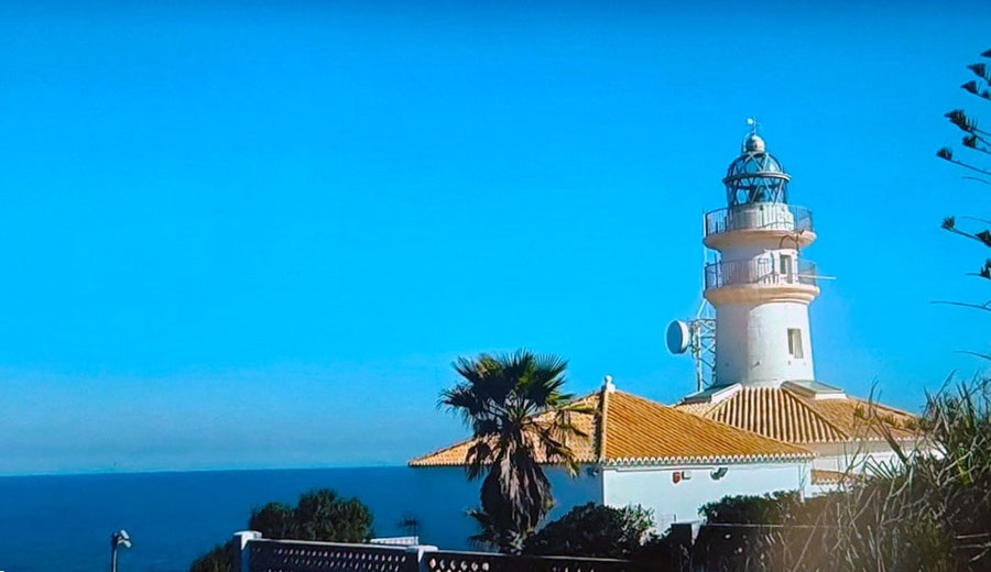 El Faro del Cabo de Cullera es un edificio de planta circular, en cuyo centro se eleva la torre troncocónica de dieciséis metros de altura.