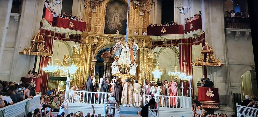 El Misterio de Elche (Misteri d'Elx en valenciano) es un drama musical sagrado sobre la muerte, la asunción y la coronación de la Virgen. 
