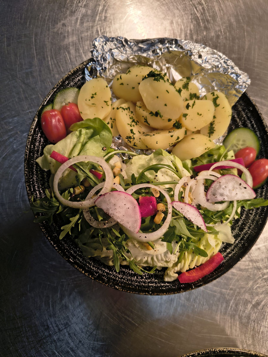 Kräuterkartoffel mit Salatbett
