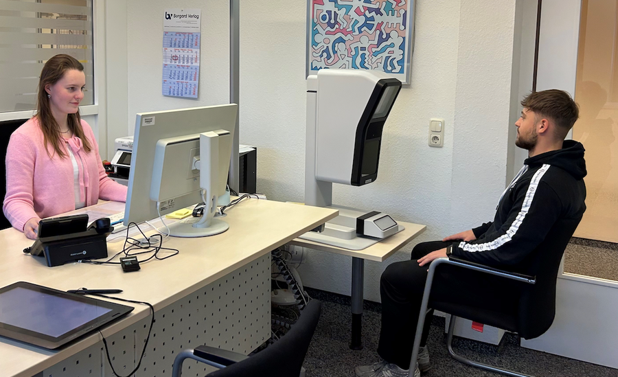 Direkt in den Bürgerservice-Büros können die digitalen Passbilder angefertigt werden (Foto: Stadt Quickborn)