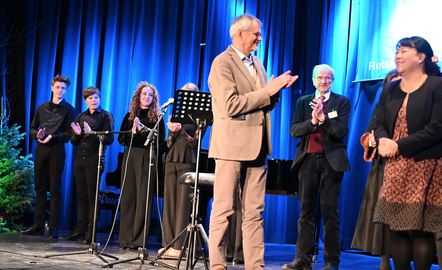 Rotary-Präsident Dr. Hans-Peter Wruk beglückwünschte u.a. die diesjährigen Stipendiaten, das Saitenspiel-Quartett (im Hintergrund links), für einen heiteren Abschluss sorgte wie immer Dr. Frank Sonntag (im Hintergrund) (Fotos: Rotarier)