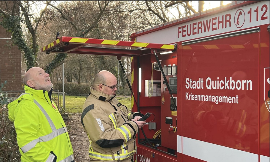 Auch Bürgermeister Thomas Beckmann wurde in das flexibel einsetzbare Gerät eingewiesen (Foto: Stadt Quickborn)