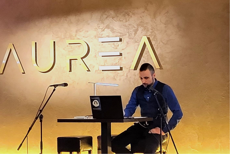 Niko Herwegh bei einer Lesung, Bühne, Fachvortrag, Autorenlesung,